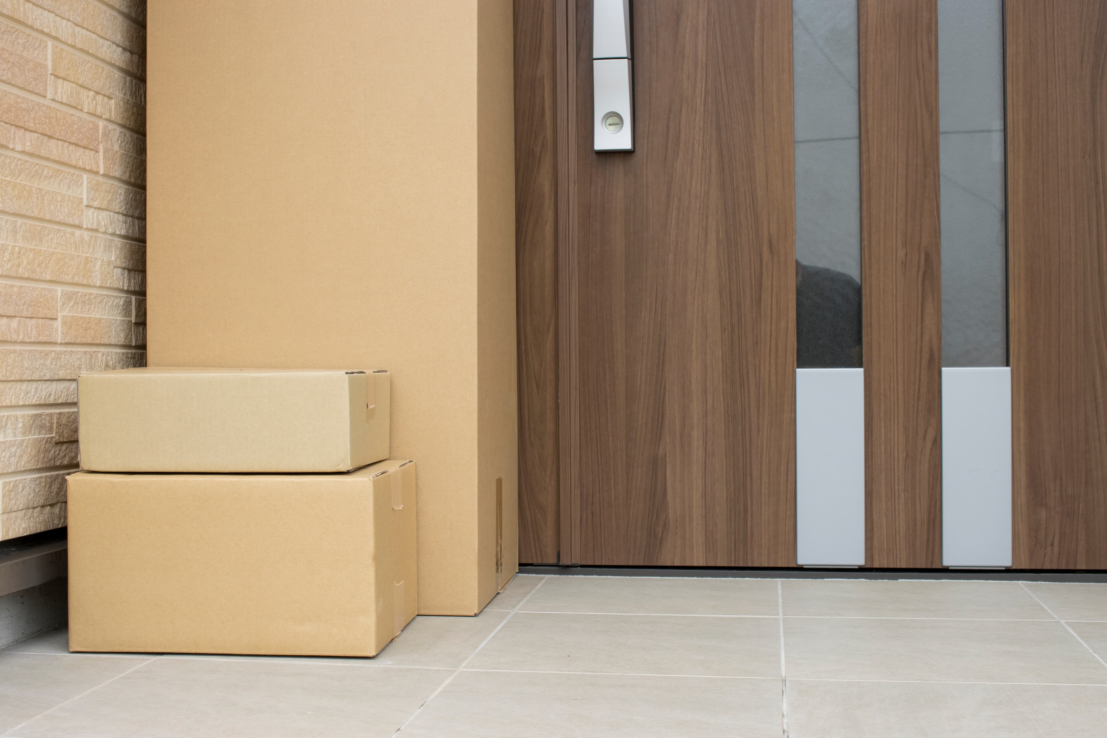 重い荷物を持つ女性